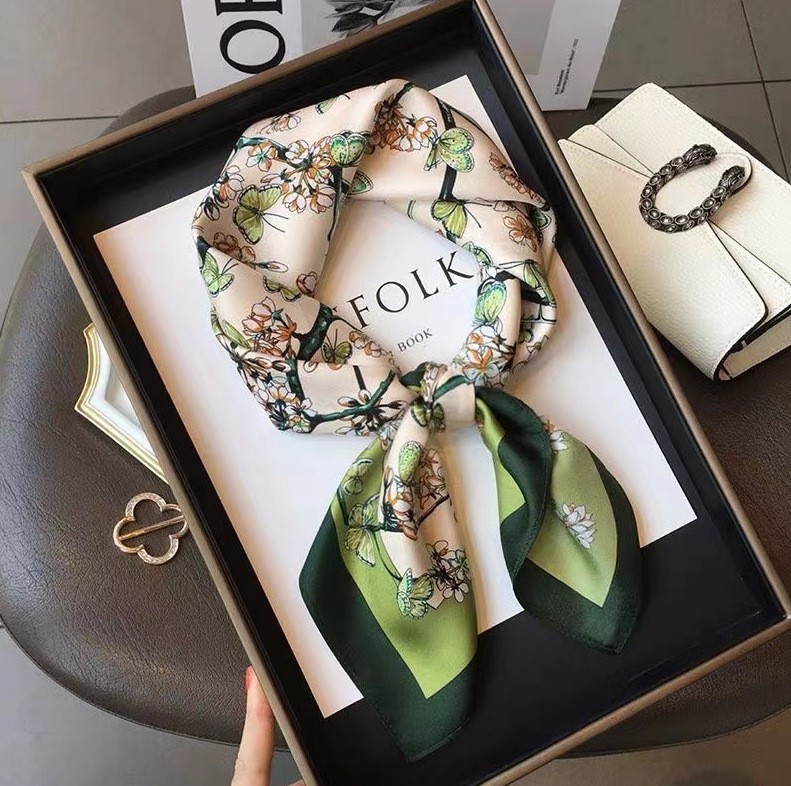 Luxury Fashion Print 70*70cm S - огляд і ціна Luxury Bags Expensive